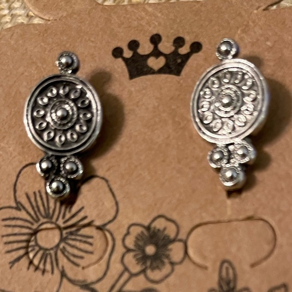 Dainty flower patterned silver earrings - Picture 4 of 4
